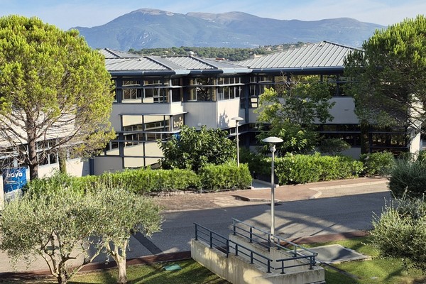 Location de bureaux flexibles à Sophia Antipolis : une solution adaptée aux startups et PME